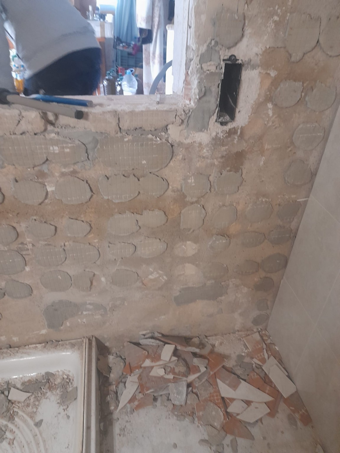 Retirada de revestimientos al inicio de la reforma del baño