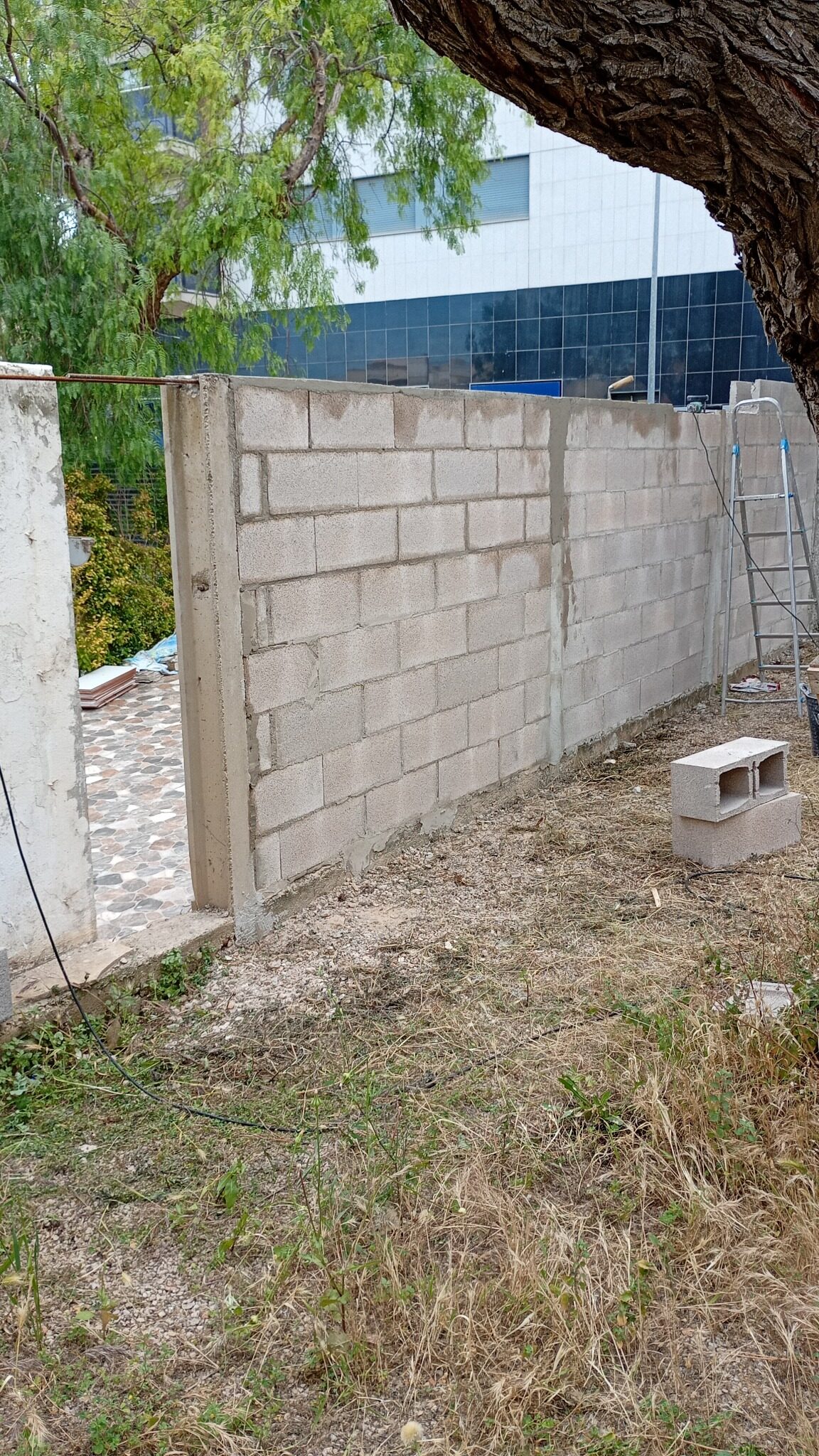 Muro exterior de bloques durante su construcción
